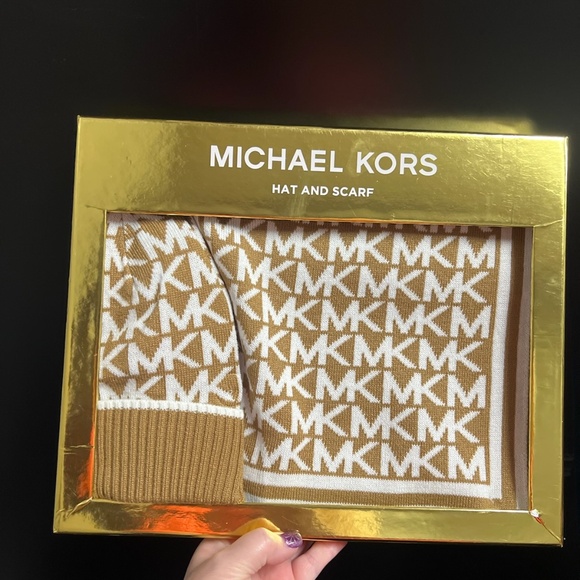 Michael Kors Hat & Scarf Gift Set - Tan and White - Picture 1 of 2